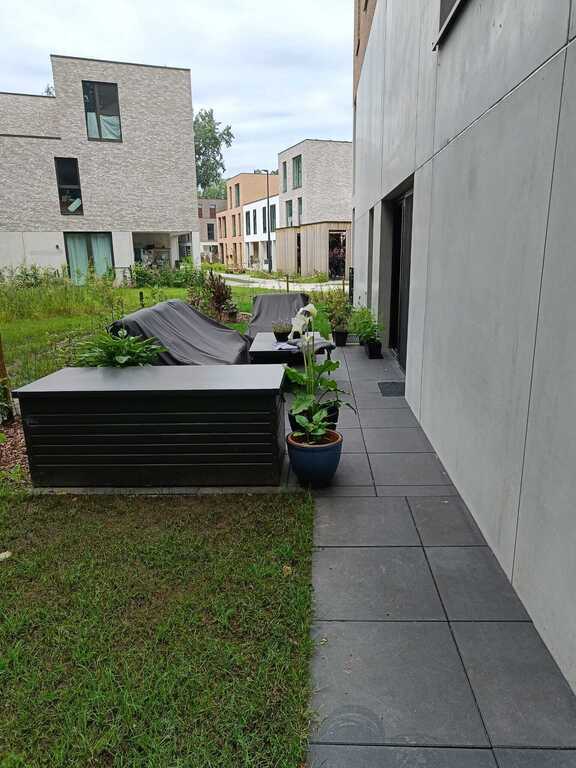 Side-garden with terrace