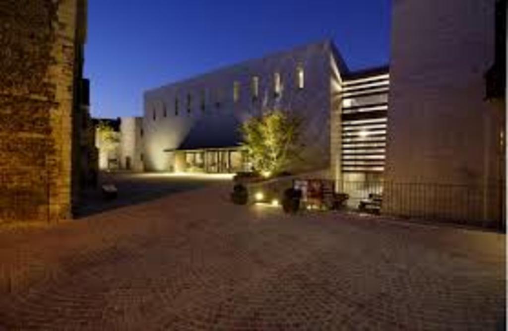 Tongeren (20 min.) has a big museum of the Romans and the Gallians. The're also each sunday a big antique market 