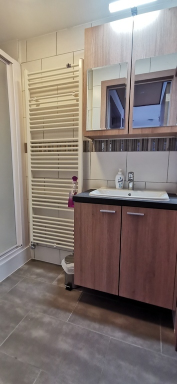 Shower on the 2nd floor.