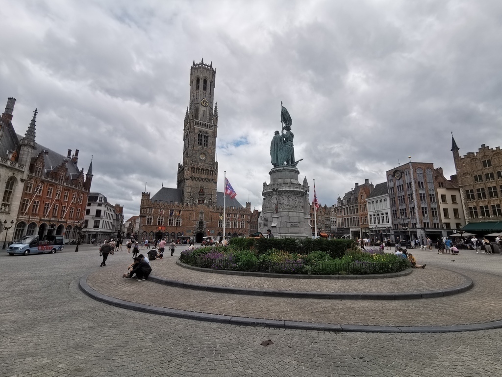 Soak up the special atmosphere and discover world-famous buildings and sights.