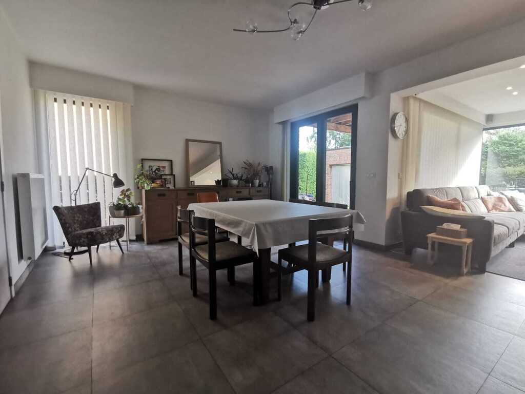  The dining table can be extended to 24 people.