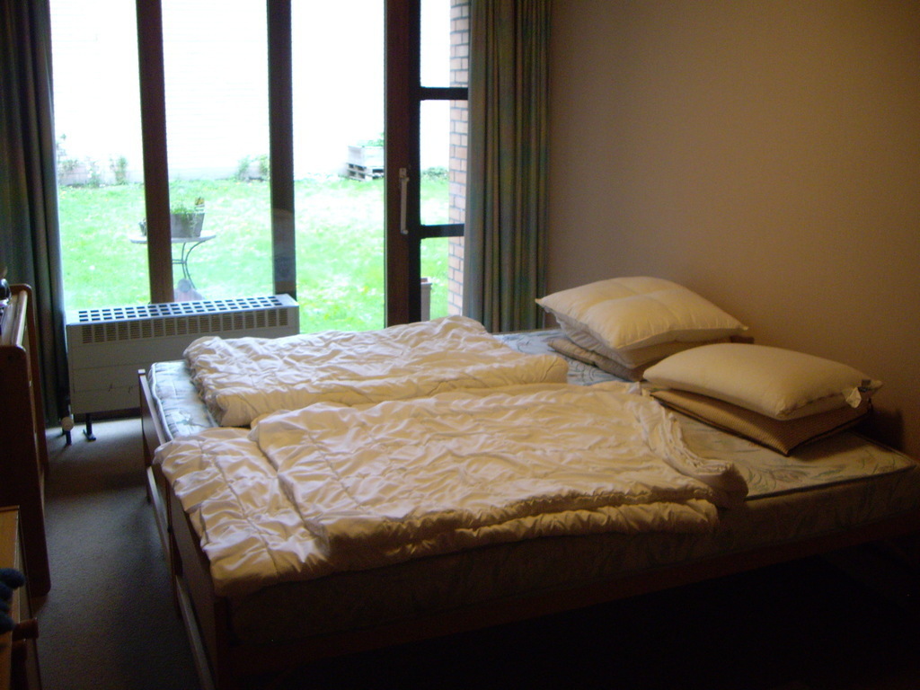 view bedroom two beds - mertens home - brugge