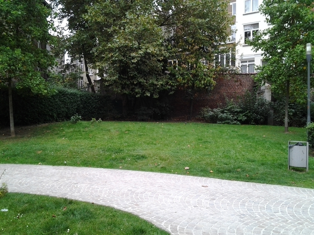 petit parc au pied de l'immeuble