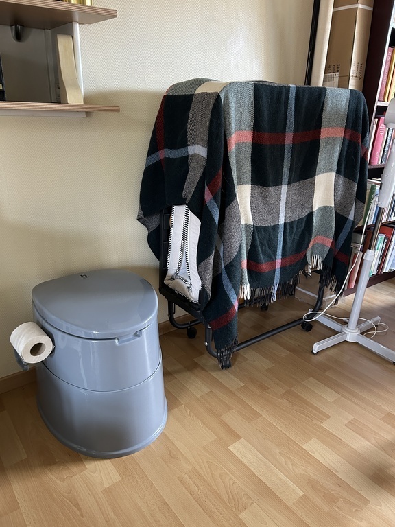 Alternative Toilet in Guest-room 