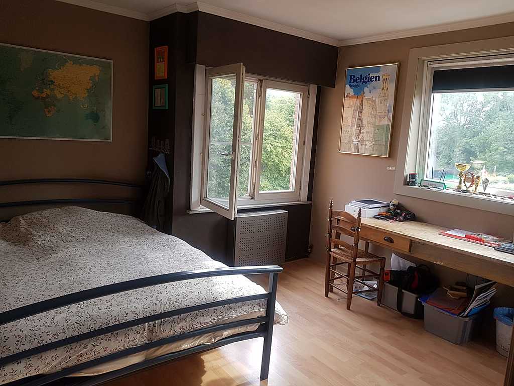 Second bedroom with double bed, view of neighbouring archery club field and towers of downtown Bruges!