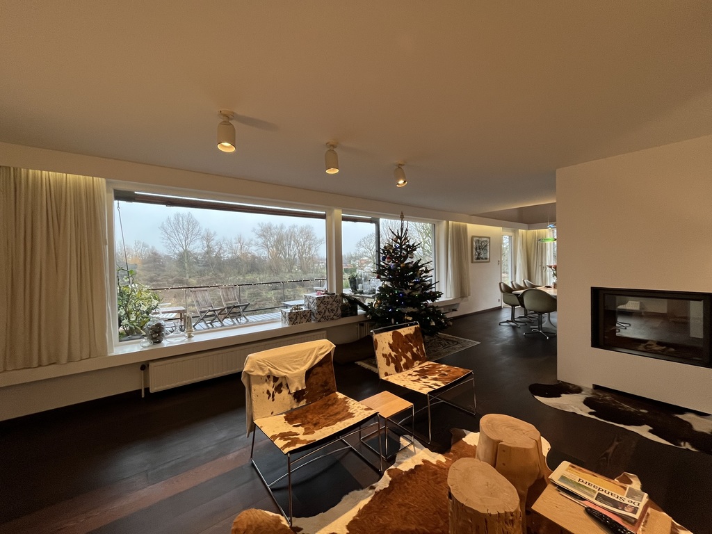 Koksijde. Window towards gardeN