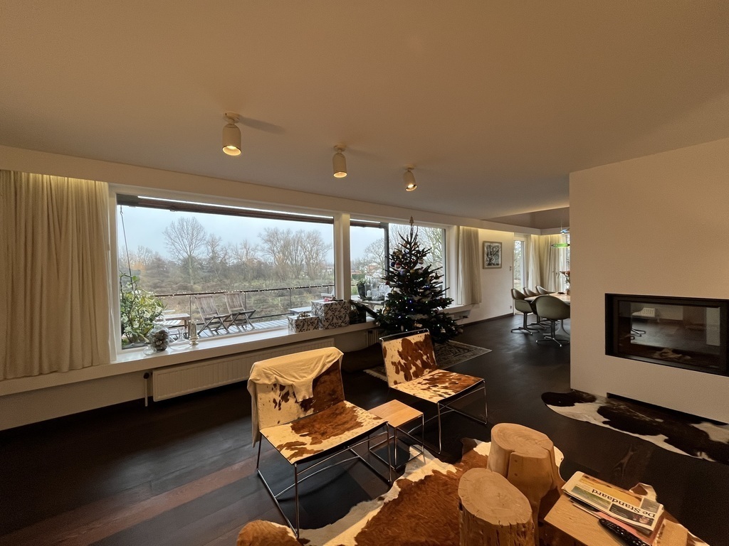 Koksijde. Window towards gardeN