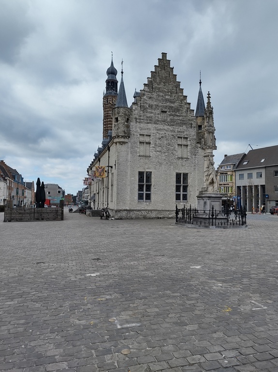 Lakenhalle in the center