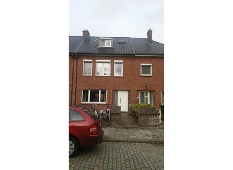 This is our house. We live in a deadending street/ Voici notre maison. Nous vivons dans une rue sans issue.