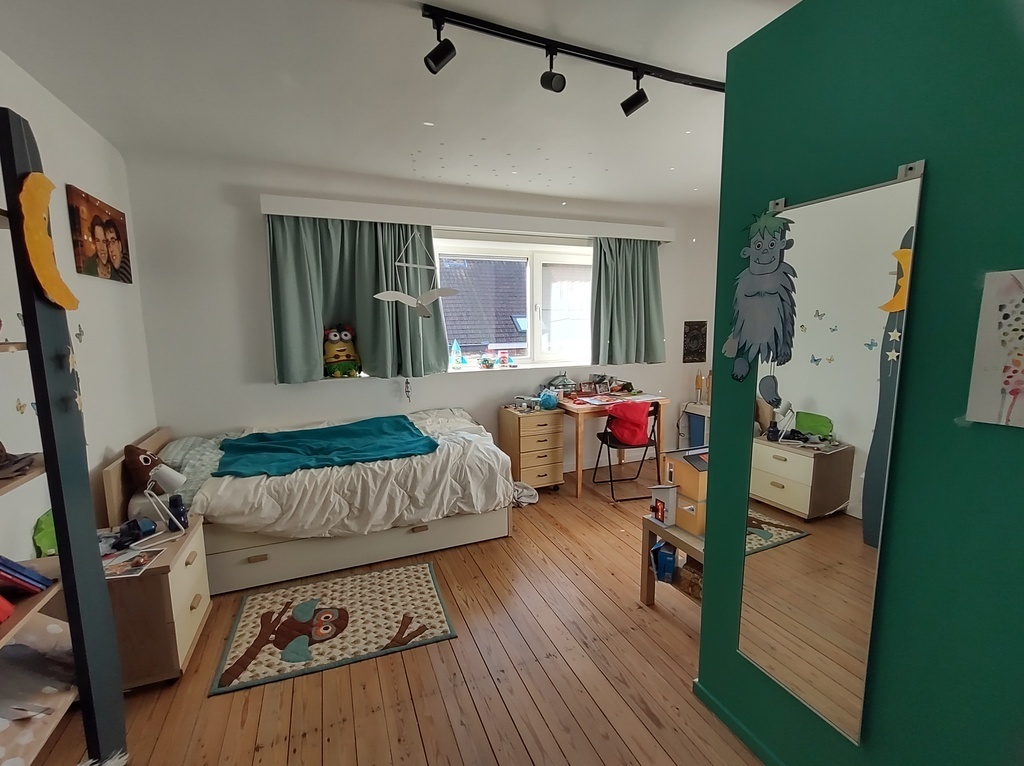 Bedroom of Klaartje (with electric drums)