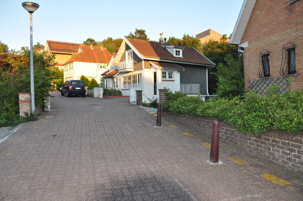 chemin piétonnier  + maison