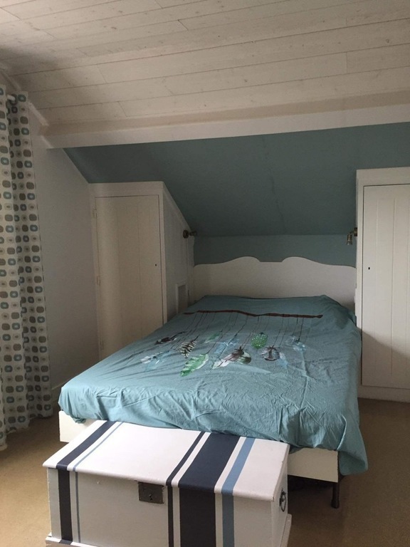 Grande chambre double (étage) avec coin lavabo