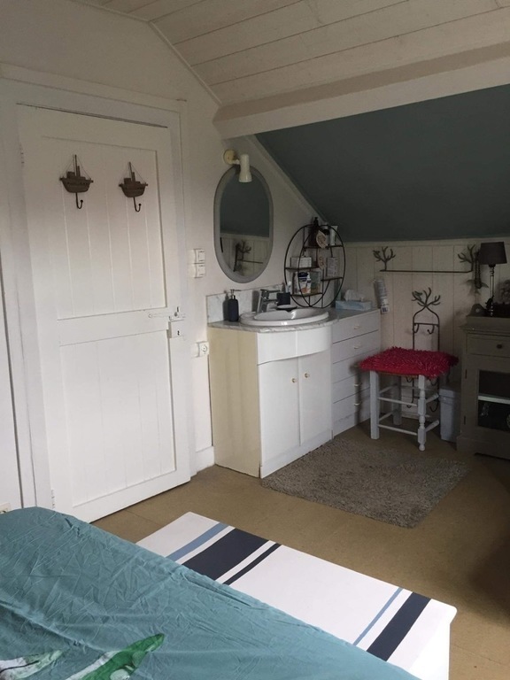 Coin lavabo (grande chambre étage)