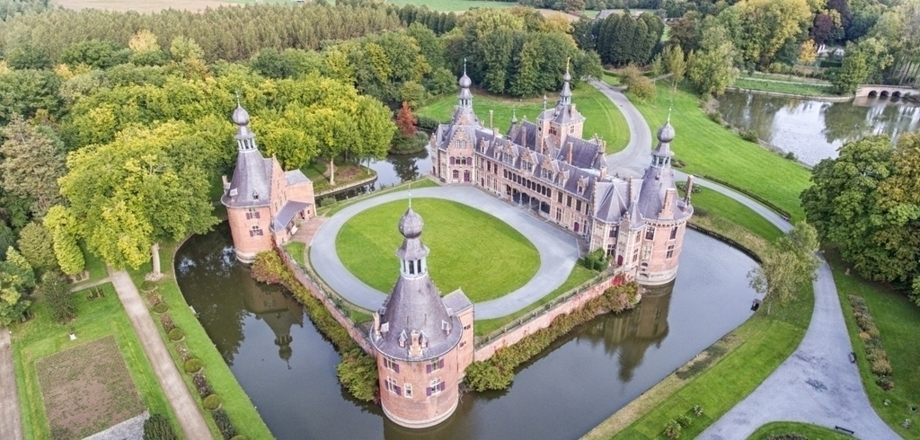 Castle of Ooidonk at 4 km - can be visited