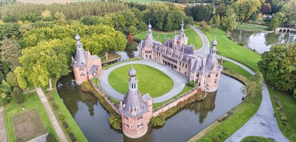 Castle of Ooidonk at 4 km - can be visited