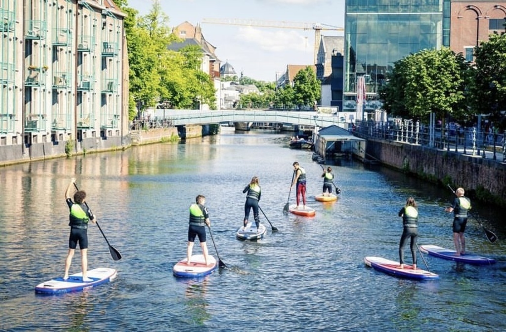 On the Dijle, that runs right behind our house, you can go kayaking or SUP.