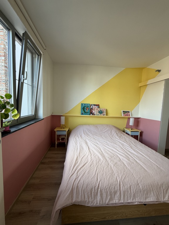 1st floor: guest room with double bed and ensuite bathroom
