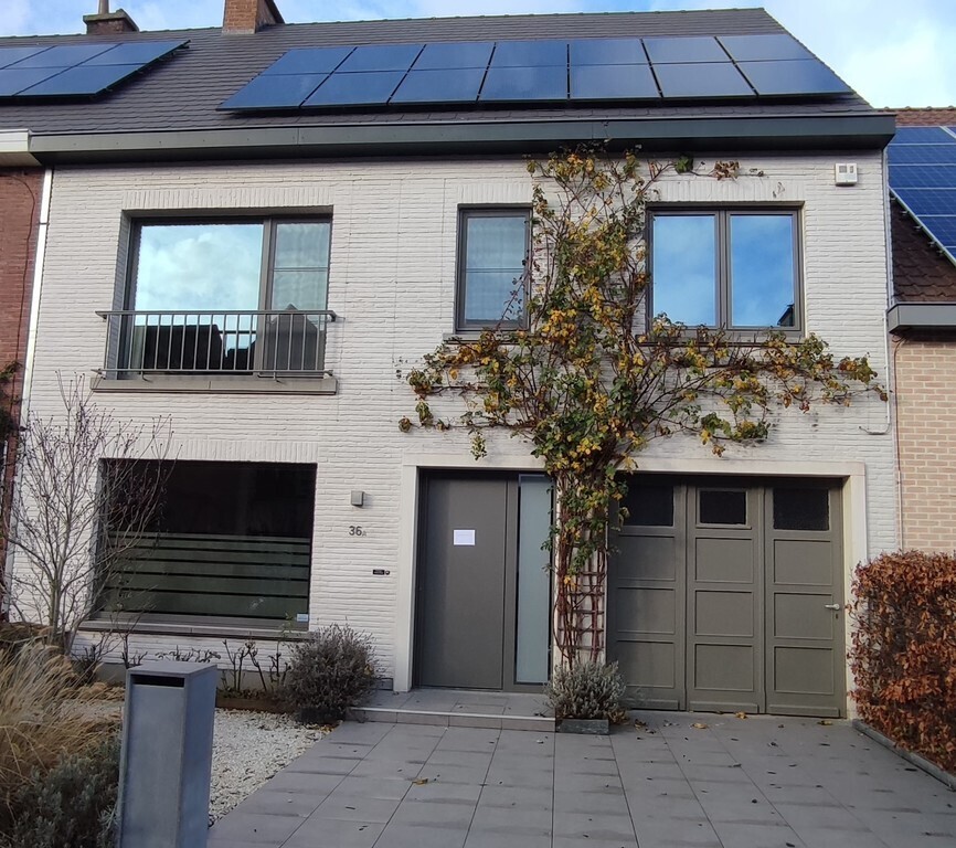 Vooraanzicht huis (herfst) 
gratis parking mogelijk voor het huis of voor de garage