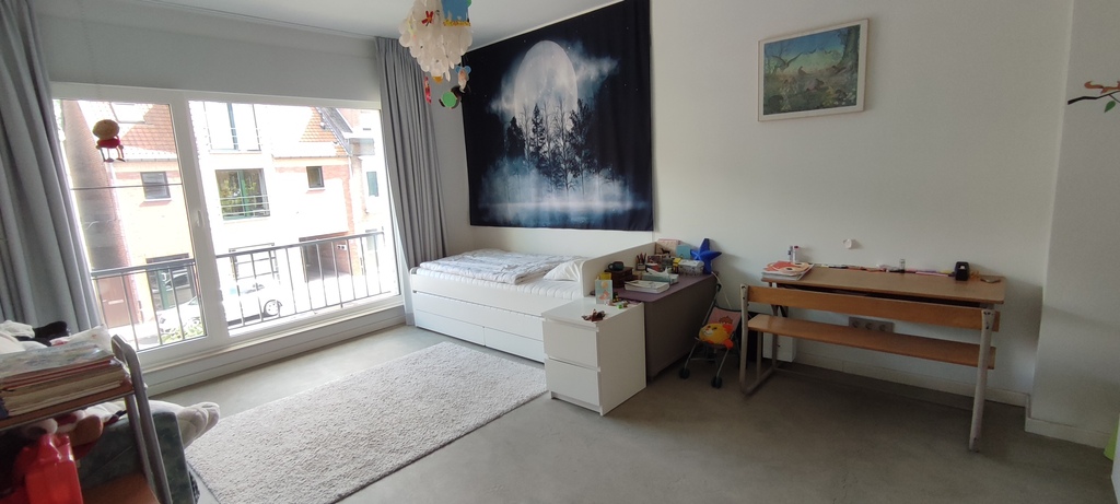 ruime slaapkamer 3 met extra bed onder matras. 