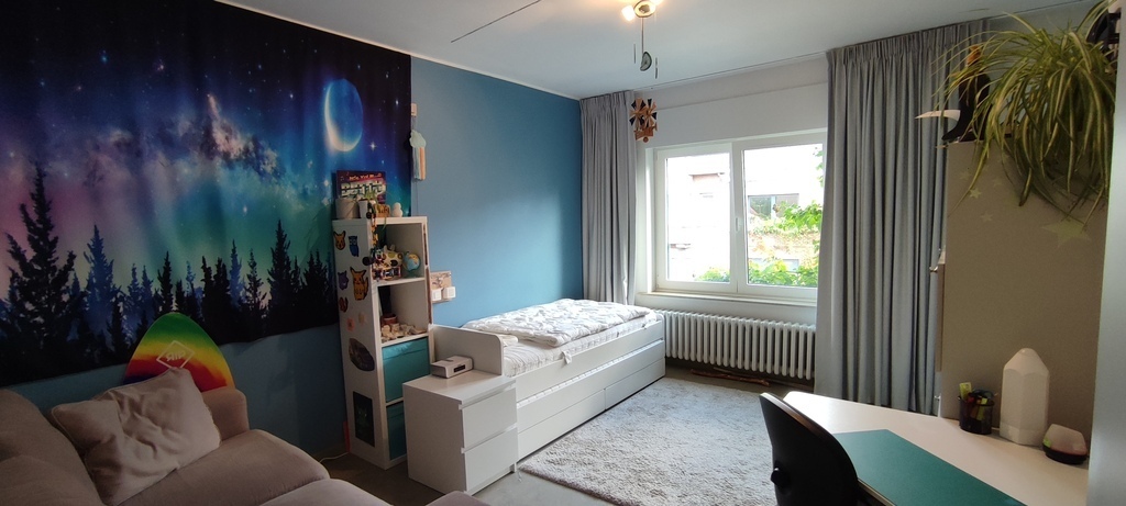ruime slaapkamer 2 met zetel, bureau en tv. ( extra bed kan uitgeschoven worden vanonder matras)