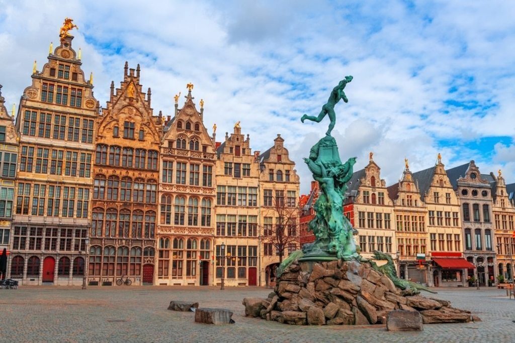 Antwerp 25 min by car 