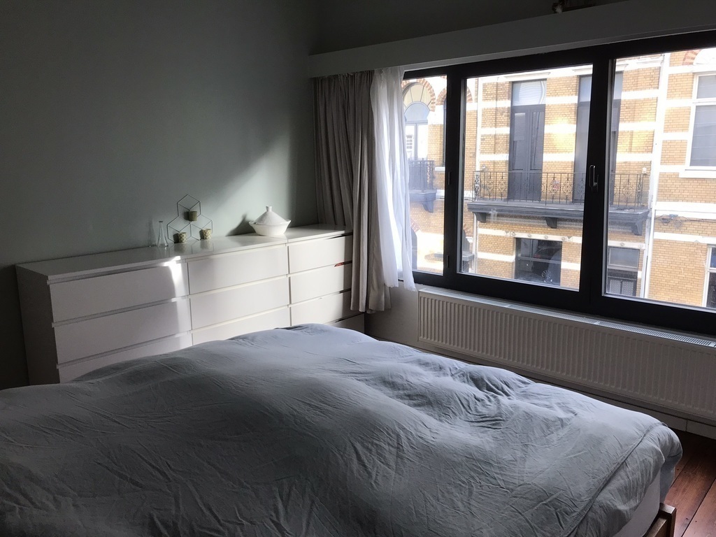 Major bedroom with large windows on the first floor. Bed of 180cm.