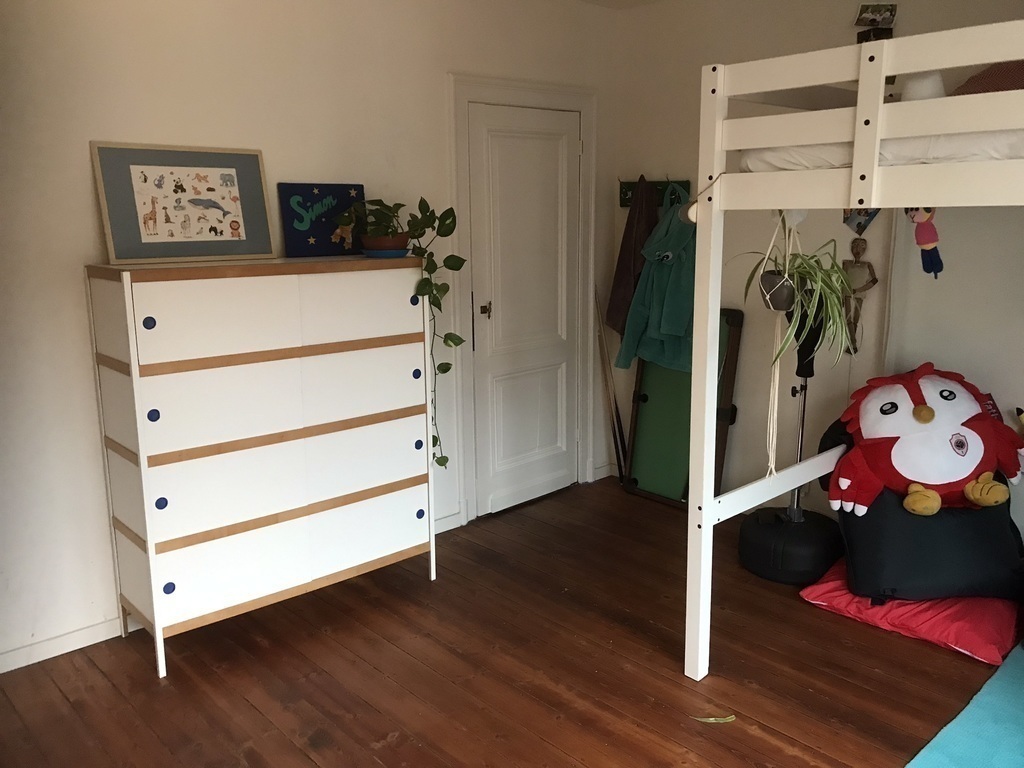 Large bedroom with large windows on the second floor. Loft bed of 140cm with desk underneath.