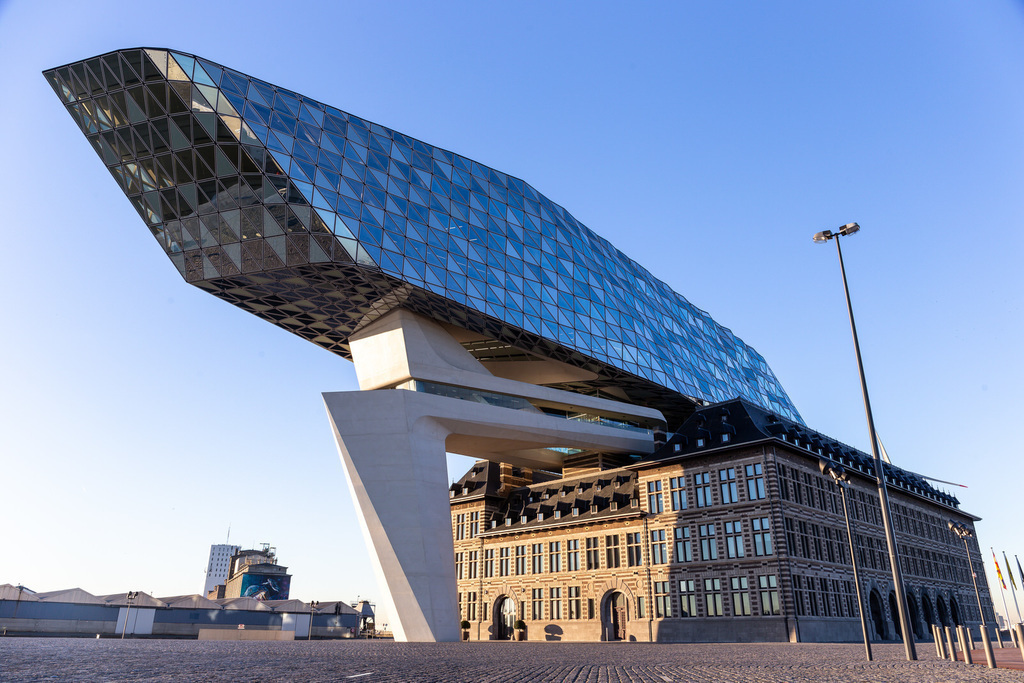 The Port House is one of the architectural gems of Antwerp. You can enjoy the panoramic view over the harbor and the city.