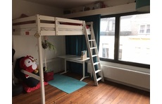 Large bedroom with large windows on the second floor. Loft bed of 140cm with desk underneath.