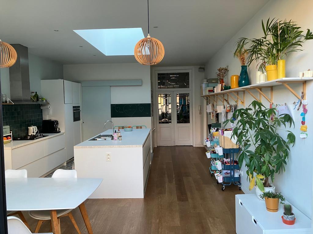  Large open kitchen with cooking island, lots of light and large sliding windows to the garden.