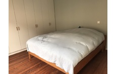 Major bedroom with large windows on the first floor. Bed of 180cm.