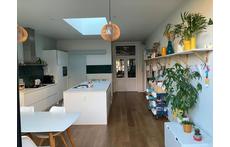  Large open kitchen with cooking island, lots of light and large sliding windows to the garden.