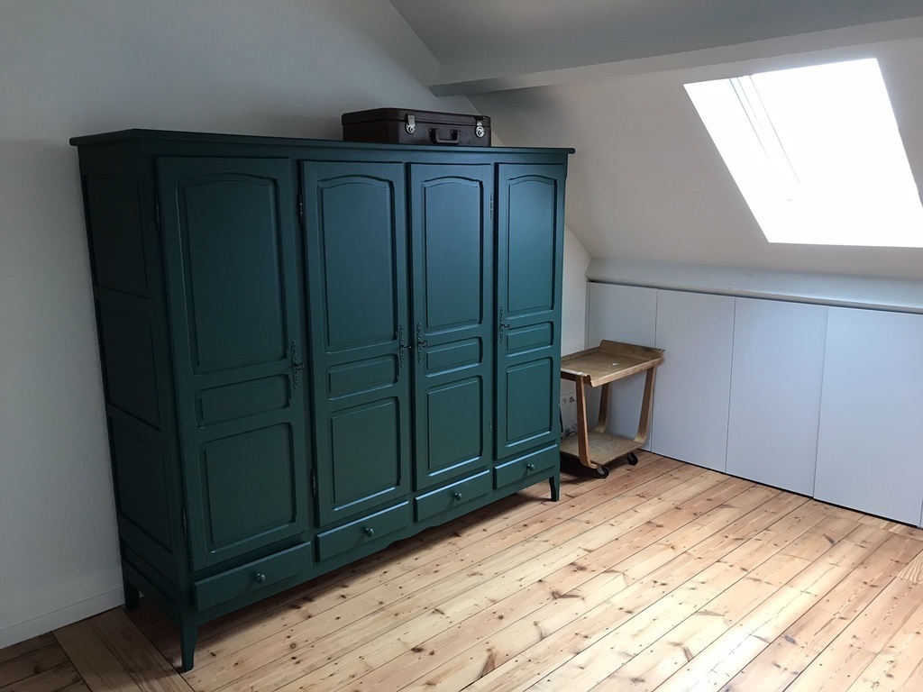 Spacious, bright attic with desk and sofa on the third floor.