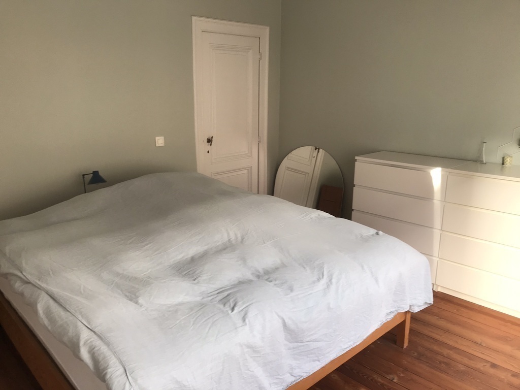 Major bedroom with large windows on the first floor. Bed of 180cm.