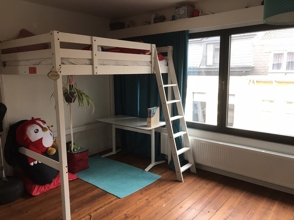 Large bedroom with large windows on the second floor. Loft bed of 140cm with desk underneath.