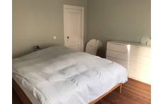 Major bedroom with large windows on the first floor. Bed of 180cm.