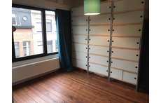 Large bedroom with large windows on the second floor. Loft bed of 140cm with desk underneath.