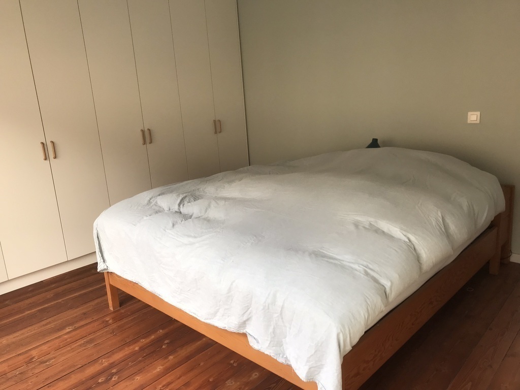 Major bedroom with large windows on the first floor. Bed of 180cm.