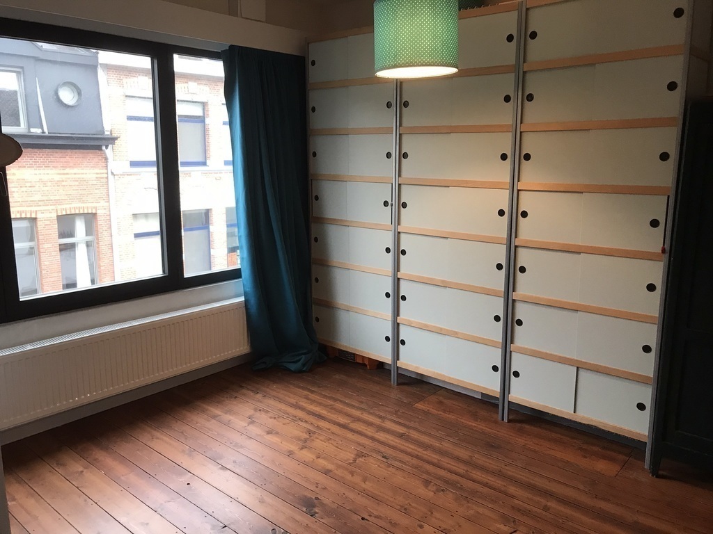 Large bedroom with large windows on the second floor. Loft bed of 140cm with desk underneath.