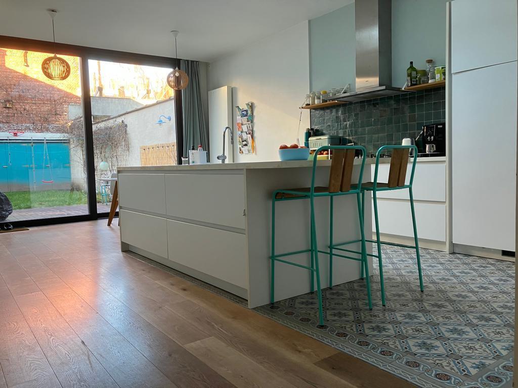  Large open kitchen with cooking island, lots of light and large sliding windows to the garden. 