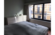 Major bedroom with large windows on the first floor. Bed of 180cm.