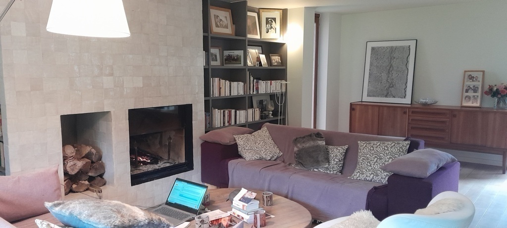 Lounge with fireplace