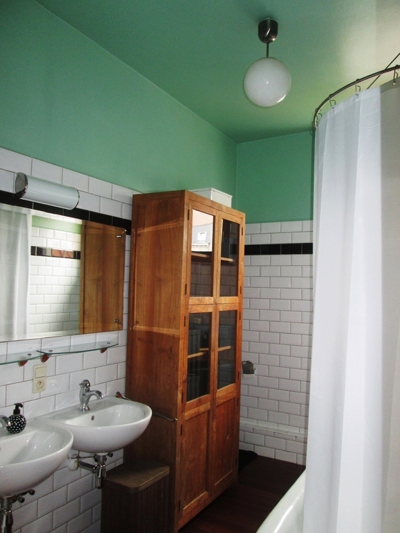 Bathroom on 1st floor