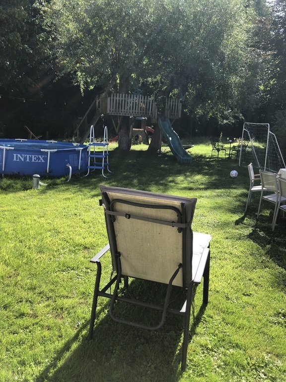 Garden with sun loungers, tree house and swimming pool (between June and August)