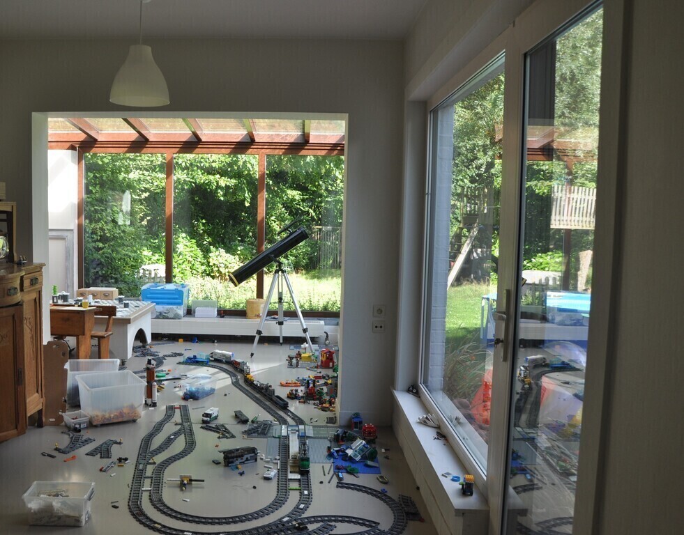 Veranda with play area (o.a. Lego, wooden marble run and Gravitec)