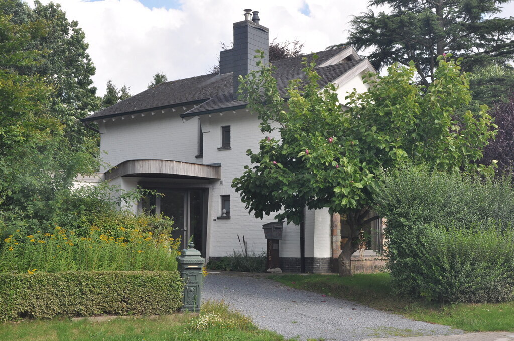 Front of house with driveway