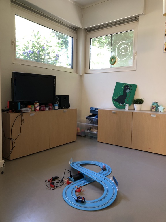 Play area with various games and toys (Duplo, Paw Patrol,...)