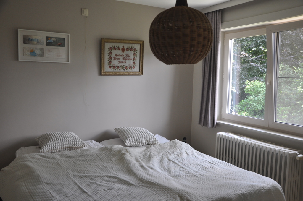 Bedroom 1: double bed