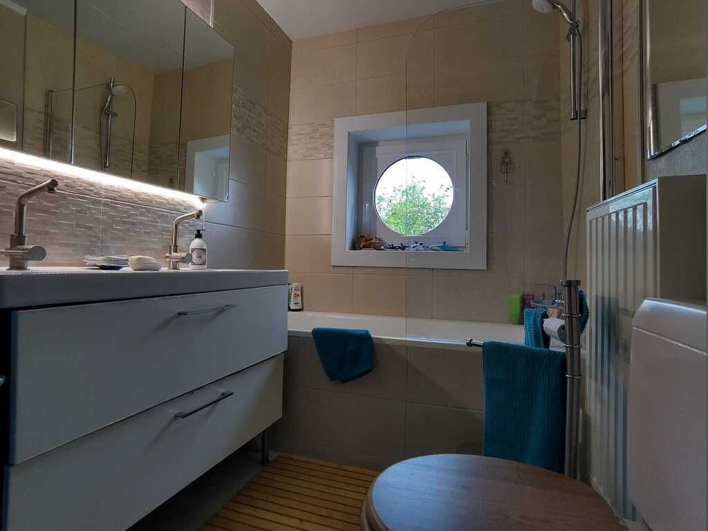 salle de bain avec double vasque