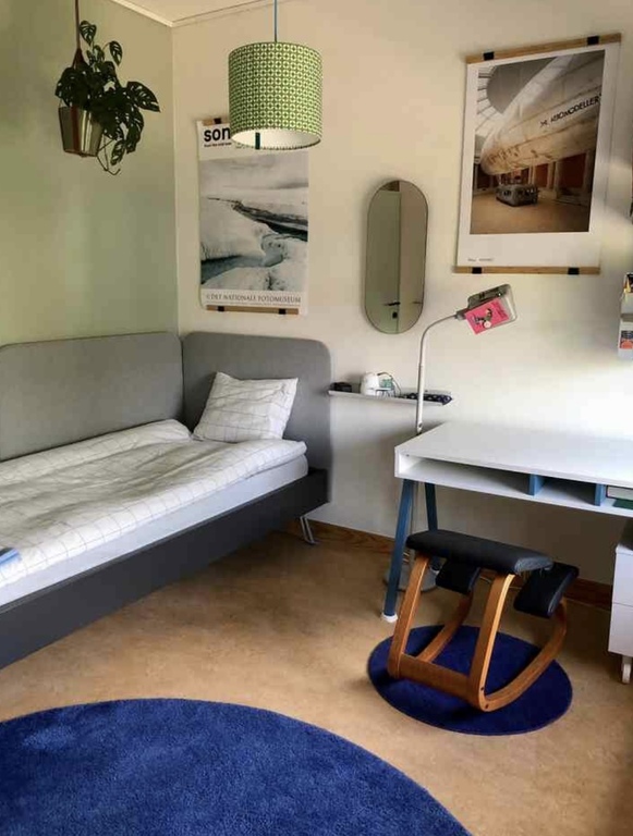 Single bed and working area in the seperate bedroom